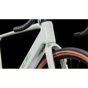 CUBE NUROAD HYBRID C:62 RACE 400X DESERTSTONE´N´GREEN